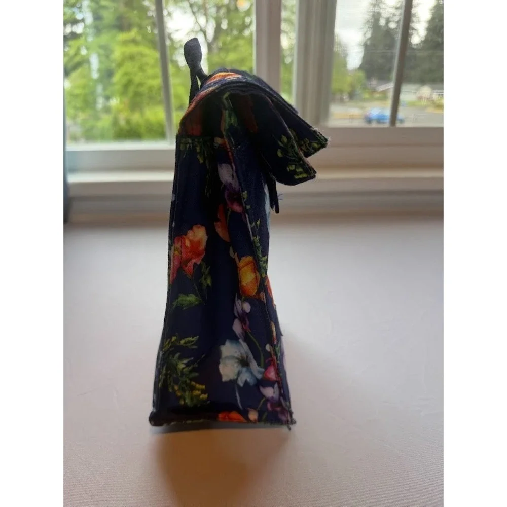 Perfect Preppy Navy and Floral  Lunch Sack by Jansport - Great Condition